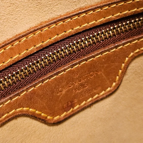 LOUIS VUITTON LOOPING BAG - Picture 14 of 15